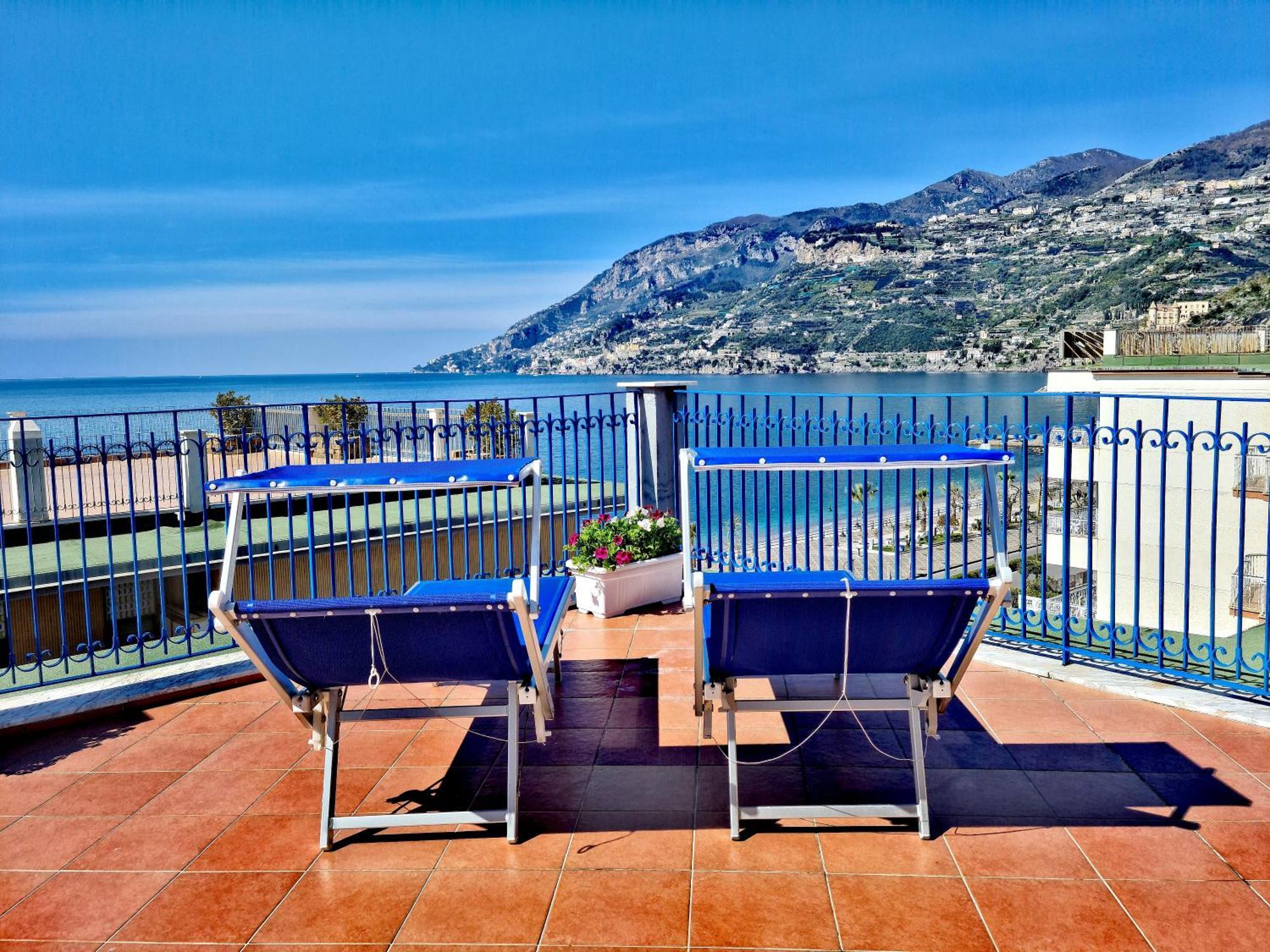 Apartamento A Terrace On The Sea Maiori Exterior foto